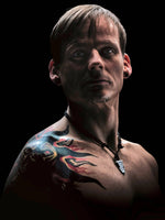 Laden Sie das Bild in den Galerie-Viewer, Schwarzes flaches Lederband getragen von einem Model