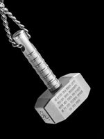 Load image into Gallery viewer, Titan Anhänger Thor Hammer Mjölnir mit Valknut und Runen an Titan Panzerkette in Frontansicht