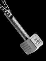 Load image into Gallery viewer, Titan Anhänger Thor Hammer Mjölnir mit Valknut und Runen an Titan Panzerkette in Seitenansicht