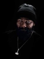 Load image into Gallery viewer, Titan Anhänger Thor Hammer Mjölnir mit Valknut und Runen an Titan Panzerkette getragen von einem Model.