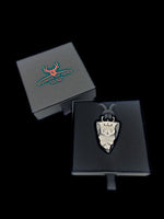 Laden Sie das Bild in den Galerie-Viewer, Faustkeil Titan Anhänger mit Bogensport Design in einem Etui