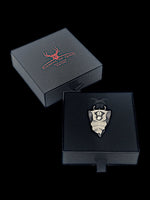 Laden Sie das Bild in den Galerie-Viewer, Faustkeil Titan Anhänger mit Evolution Motor Design in einem Etui