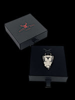 Laden Sie das Bild in den Galerie-Viewer, Faustkeil Titan Anhänger mit Metzger Design in einem Etui