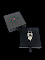 Laden Sie das Bild in den Galerie-Viewer, Faustkeil Titan Anhänger mit Schreiner Zunft Wappen in einem Etui