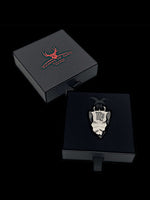 Laden Sie das Bild in den Galerie-Viewer, Faustkeil Titan Anhänger mit Sternzeichen Jungfrau in einem Etui