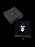 Laden Sie das Bild in den Galerie-Viewer, Faustkeil Titan Anhänger mit Sternzeichen Krebs in einem Etui