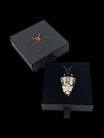 Laden Sie das Bild in den Galerie-Viewer, Faustkeil Titan Anhänger mit Sternzeichen Löwe in einem Etui