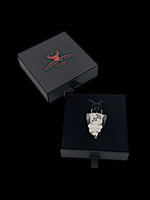 Laden Sie das Bild in den Galerie-Viewer, Faustkeil Titan Anhänger mit Sternzeichen Schütze in einem Etui