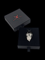 Laden Sie das Bild in den Galerie-Viewer, Faustkeil Titan Anhänger mit Sternzeichen Skorpion in einem Etui