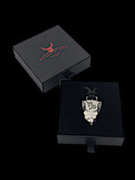 Laden Sie das Bild in den Galerie-Viewer, Faustkeil Titan Anhänger mit Sternzeichen Steinbock in einem Etui