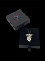 Laden Sie das Bild in den Galerie-Viewer, Faustkeil Titan Anhänger mit Sternzeichen Stier in einem Etui