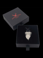 Laden Sie das Bild in den Galerie-Viewer, Faustkeil Titan Anhänger mit Sternzeichen Waage in einem Etui