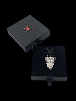 Laden Sie das Bild in den Galerie-Viewer, Faustkeil Titan Anhänger mit Sternzeichen Widder in einem Etui