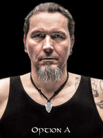 Laden Sie das Bild in den Galerie-Viewer, Faustkeil Titan Anhänger mit Sternzeichen Widder getragen an flachem schwarzen Lederband