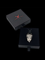 Laden Sie das Bild in den Galerie-Viewer, Faustkeil Titan Anhänger mit Sternzeichen Zwilling in einem Etui