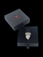 Laden Sie das Bild in den Galerie-Viewer, Faustkeil Titan Anhänger mit Tattoo Maschinen Design in einem Etui