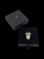 Laden Sie das Bild in den Galerie-Viewer, Faustkeil Titan Anhänger mit Valknut Design in einem Etui