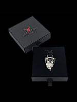 Laden Sie das Bild in den Galerie-Viewer, Faustkeil Titan Anhänger mit Wolf Design in einem Etui