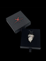 Laden Sie das Bild in den Galerie-Viewer, Faustkeil Titan Anhänger mit Württemberg Wappen in einem Etui