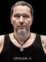 Laden Sie das Bild in den Galerie-Viewer, Titan Anhänger Monument Plate mit romantischem Anker Tattoo Design getragen an flachem schwarzen Lederband