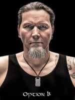 Laden Sie das Bild in den Galerie-Viewer, Titan Anhänger Monument Plate mit romantischem Anker Tattoo Design getragen an geflochtener schwarzer Lederkette