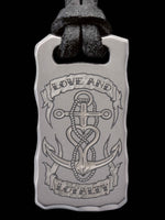 Laden Sie das Bild in den Galerie-Viewer, Titan Anhänger Monument Plate mit romantischem Anker Tattoo Design von Element of Gods