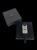 Laden Sie das Bild in den Galerie-Viewer, Titan Anhänger Monument Plate mit Sparta Design in einem Etui