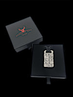 Laden Sie das Bild in den Galerie-Viewer, Titan Anhänger Monument Plate mit Steinmauer Design in einem Etui