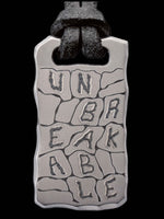 Laden Sie das Bild in den Galerie-Viewer, Titan Anhänger Monument Plate mit Steinmauer Design von Element of Gods