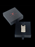 Laden Sie das Bild in den Galerie-Viewer, Titan Anhänger Monument Plate mit Runen Design in einem Etui