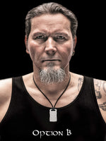 Laden Sie das Bild in den Galerie-Viewer, Titan Anhänger Monument Plate mit Runen Design getragen an geflochtener schwarzer Lederkette