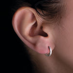 Laden Sie das Bild in den Galerie-Viewer, Titan Creole mit feingehämmerter Struktur am Ohr eines Models