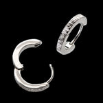 Laden Sie das Bild in den Galerie-Viewer, Ein Paar Titan Creolen mit feingehämmerter Struktur