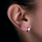 Laden Sie das Bild in den Galerie-Viewer, Titan Creole flach hochglanzpoliert am Ohr eines Models