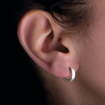 Laden Sie das Bild in den Galerie-Viewer, Titan Creole mit matter Silbereinlage am Ohr eines Models