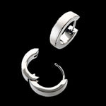 Laden Sie das Bild in den Galerie-Viewer, Ein Paar Titan Creolen mit matten Silbereinlagenen