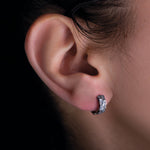 Laden Sie das Bild in den Galerie-Viewer, itan Creole mit stark skulptierter Form am Ohr eines Models