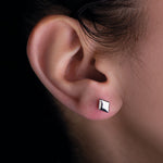 Laden Sie das Bild in den Galerie-Viewer, Polierter Titan Ohrstecker in Routenform am Ohr eines Models