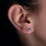 Laden Sie das Bild in den Galerie-Viewer, Titan Ohrstecker in Form einer hochglanzpolierten Route mit blauem Saphir am Ohr eines Models