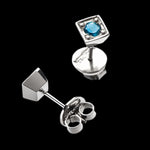 Laden Sie das Bild in den Galerie-Viewer, Ein Paar Titan Ohrstecker mit blauen Topasen