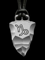 Laden Sie das Bild in den Galerie-Viewer, Faustkeil Sternzeichen Steinbock
