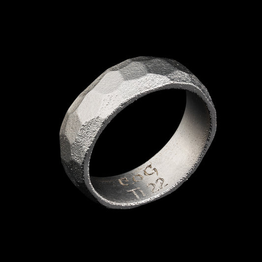 Titan Ring gehämmert, facettiert