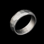 Laden Sie das Bild in den Galerie-Viewer, Titan Ring gehämmert, facettiert

