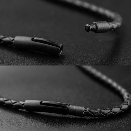 Braided leather necklace with bayonet lock
