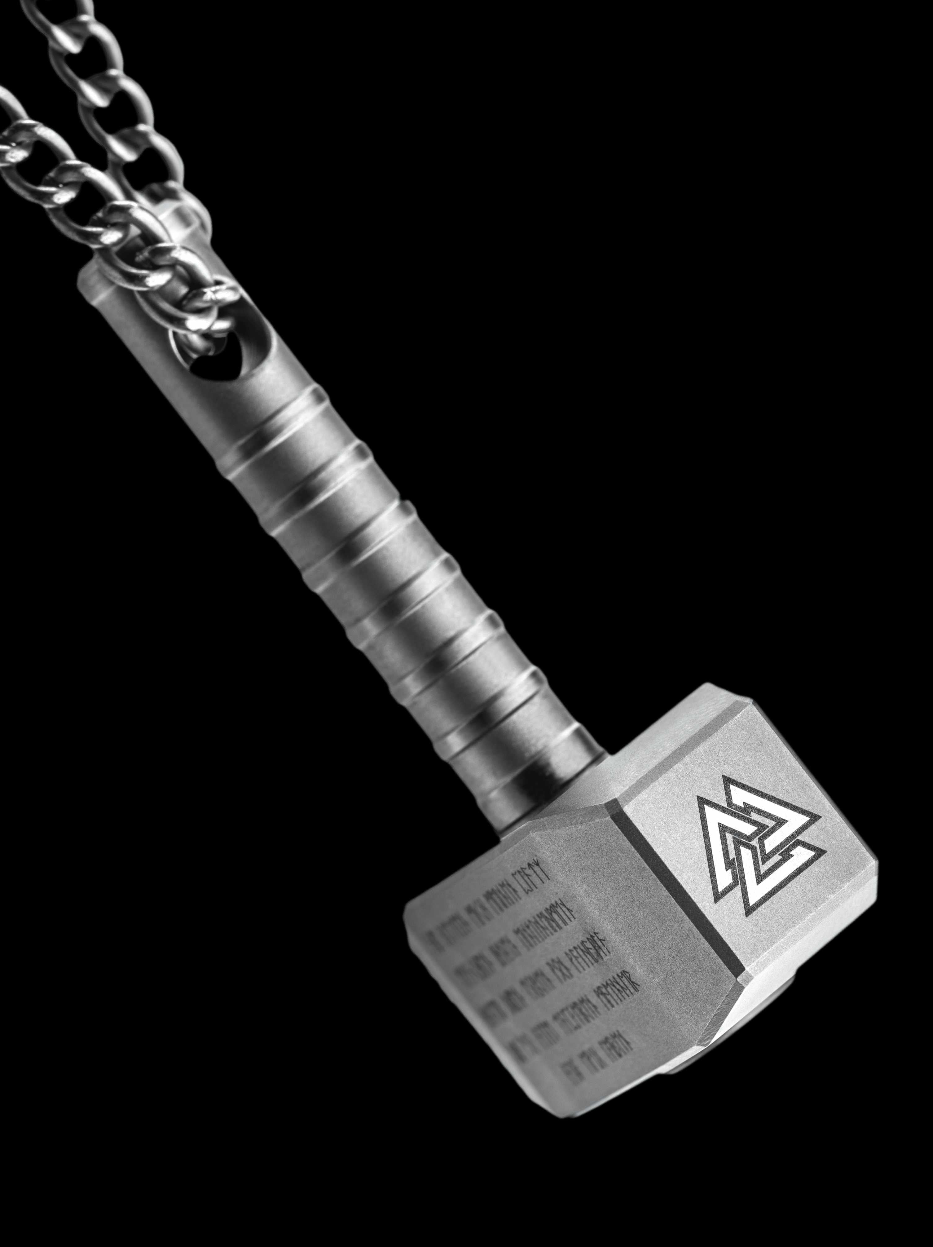 Titan Anhänger Thor Hammer Mjölnir mit Valknut und Runen an Titan Panzerkette in Seitenansicht