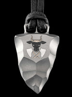 Laden Sie das Bild in den Galerie-Viewer, Faustkeil Titan Anhänger mit Metzger Zunft Wappen von Element of Gods
