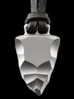 Laden Sie das Bild in den Galerie-Viewer, Faustkeil Titan Anhänger mit puristischem Design von Element of Gods
