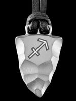 Load image into Gallery viewer, Faustkeil Titan Anhänger mit Sternzeichen Schütze von Element of Gods
