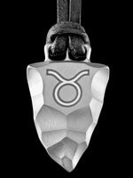 Load image into Gallery viewer, Faustkeil Titan Anhänger mit Sternzeichen Stier von Element of Gods
