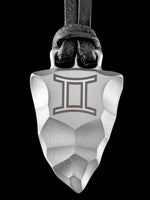 Laden Sie das Bild in den Galerie-Viewer, Faustkeil Titan Anhänger mit Sternzeichen Zwilling von Element of Gods
